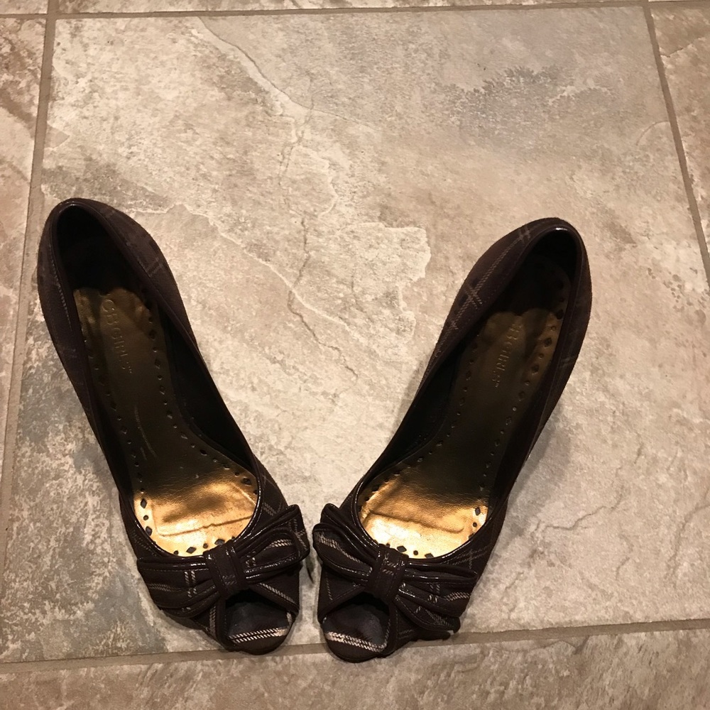 BCBG Brown plaid heels with paten leather heels.